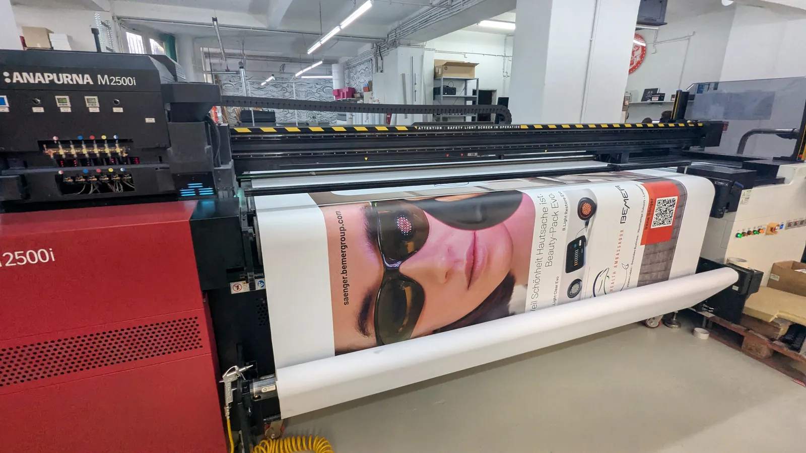 Großformatdrucker druckt ein Werbeplakat in der Druckerei von Werbewirksam Haberstroh